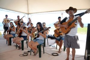 Integrantes da Orquestra de Viola Caipira participam de homenagem a N. Sra. dos Navegantes