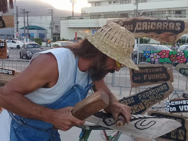 O artista plástico Jupira usa chapéu caiçara feito por Joca - Fotos: Divulgação