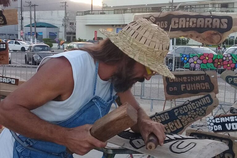 O artista plástico Jupira usa chapéu caiçara feito por Joca - Fotos: Divulgação