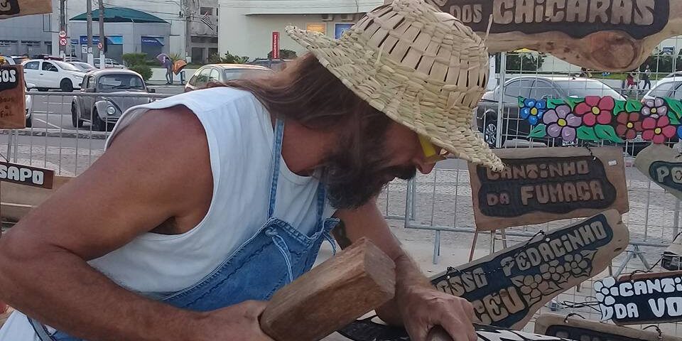 O artista plástico Jupira usa chapéu caiçara feito por Joca - Fotos: Divulgação